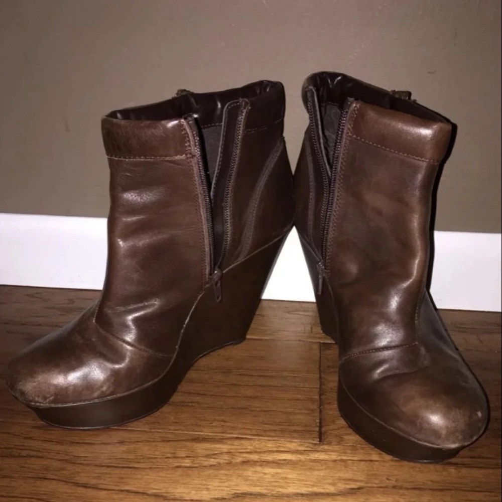 EUC Women’s Sz 8 wedge booties brown